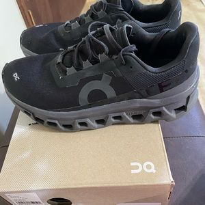 On cloud monster size 8